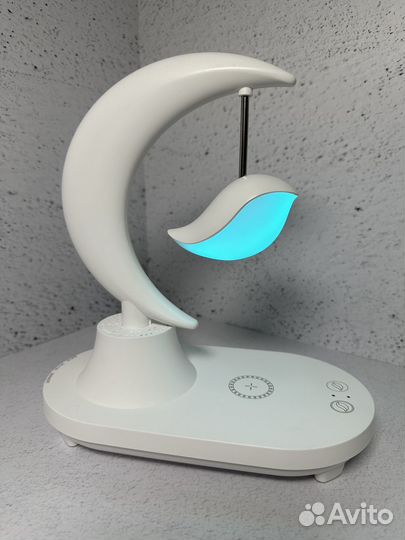 Прикроватная лампа с беспроводной зарядкой