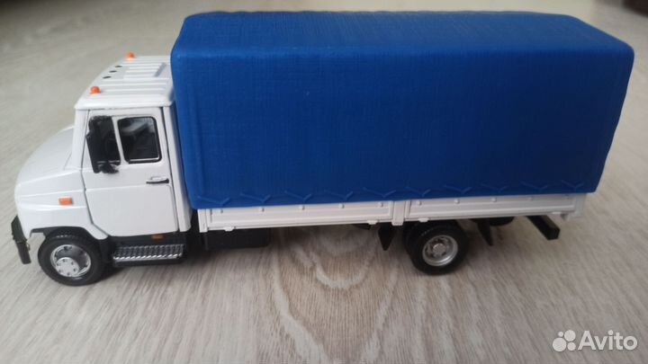 Модель автомобиля 1/43