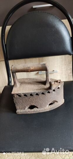 Старинный угольный утюг