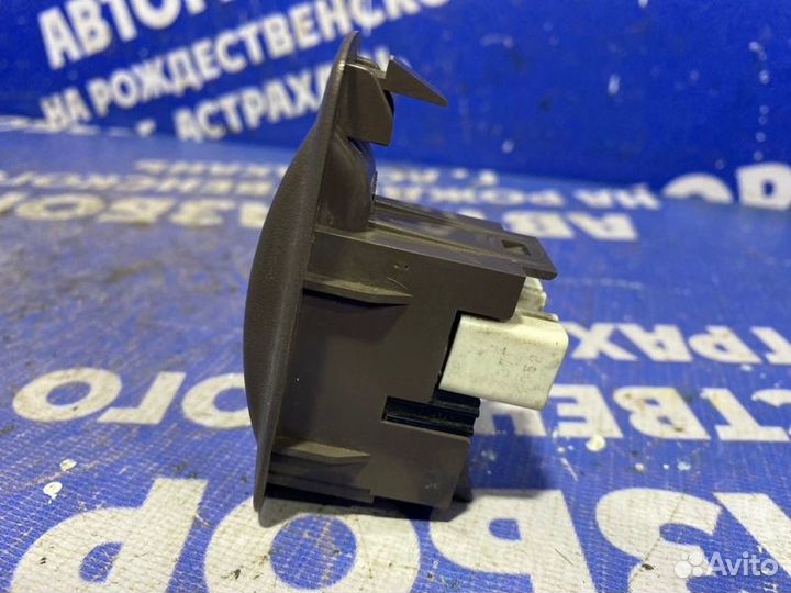 Кнопка стеклоподъемника Toyota Vista седан 1994