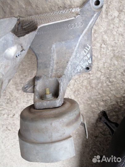 Кронштейн двигателя передний правый Audi A4 B7 2.0