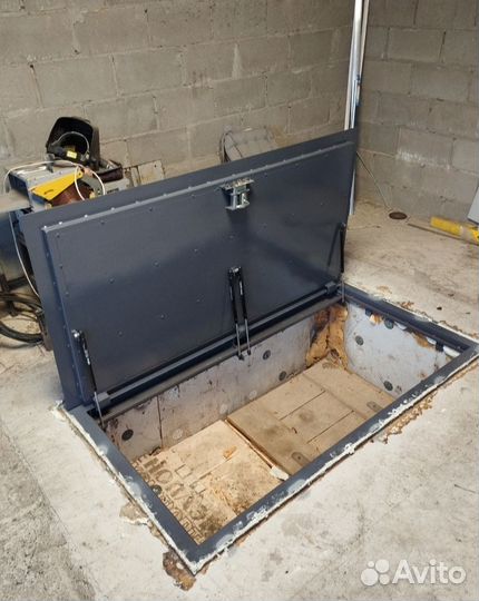 Напольный люк в подвал на амортизаторах 509*408