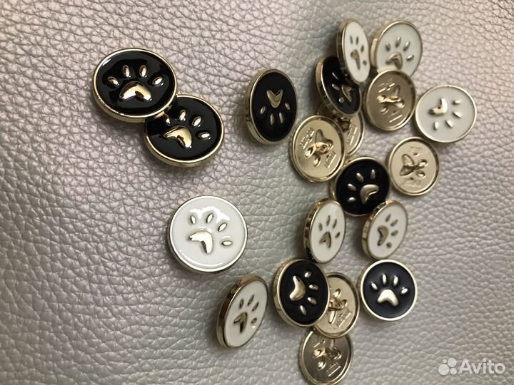 Кот кошка котенок лапка пуговицы металл