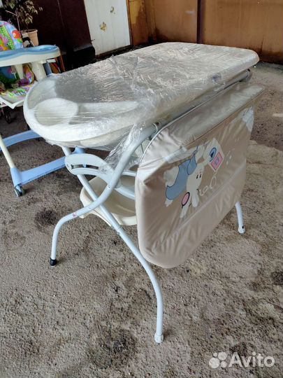 Ванночка для купания и пеленальный столик