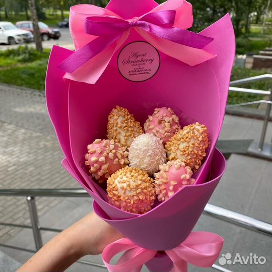 Сладкие съедобные букеты из клубники в шоколаде