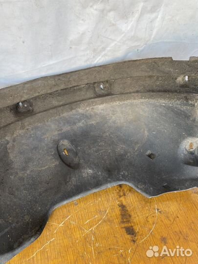 Подкрылок передний левый ML163 W163 Mercedes