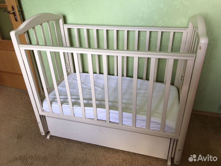 Детская кроватка с маятником и ящиком