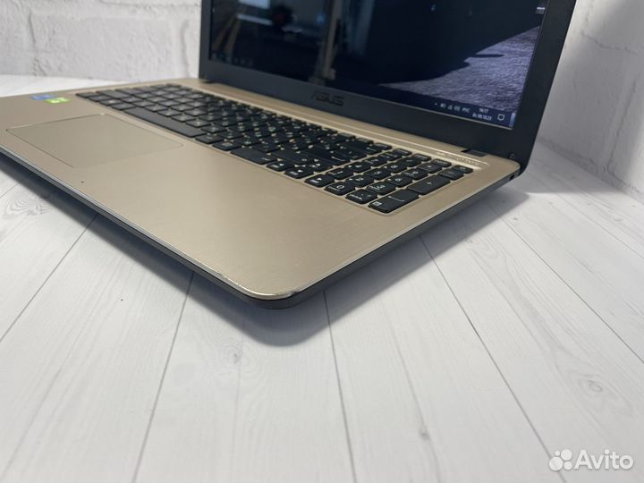 Игровой ноутбук Asus i3/12gb/2видеокарты/SSD