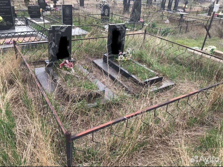 Уборка могил на кладбище