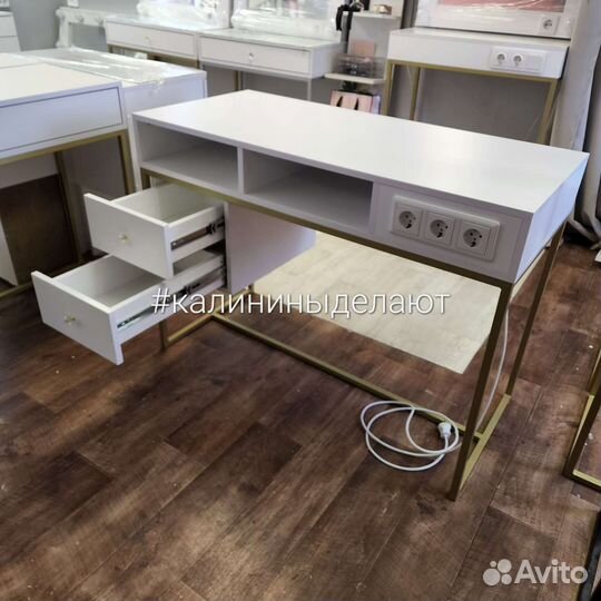 Маникюрный стол