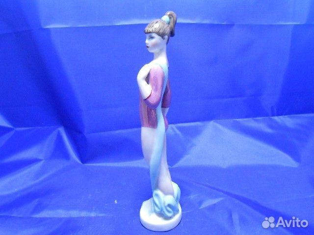 Статуэтка фарфор Гимнастка с лентой девушка