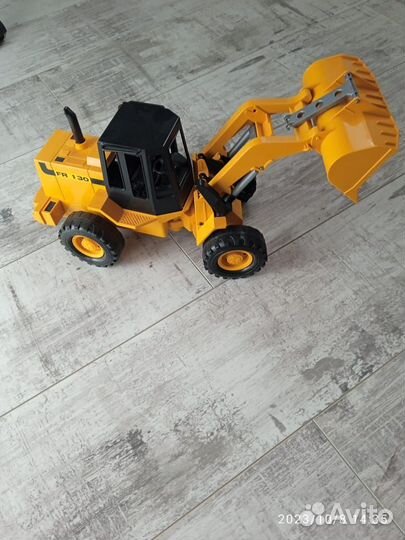 Экскаватор игрушечный