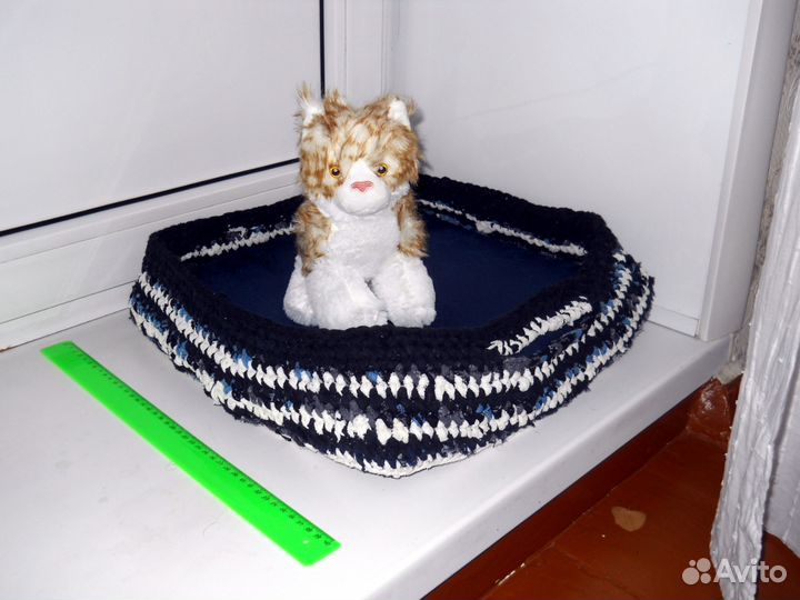 Поводки шлейки намордники, Лежанка лежак домик