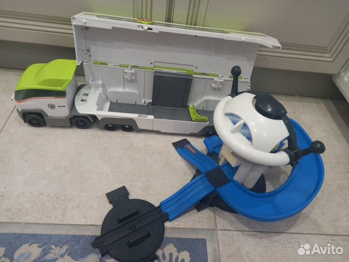 Автовоз и смотровая башня с подъемником и горкой