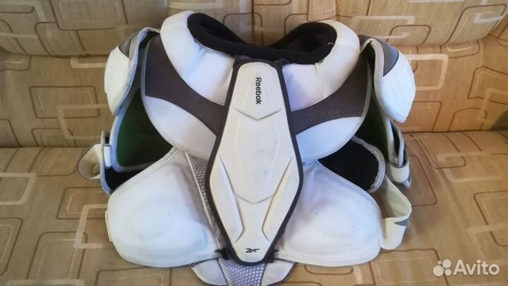 Нагрудник коньки Reebok 20k,jofa 6500,jofa 400