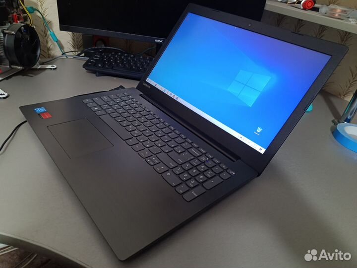 Lenovo: 15.6, intel Quad N4200, R7m445 8gb ssd+hdd