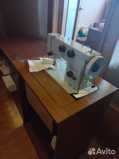 Швейная машина Чайка 143