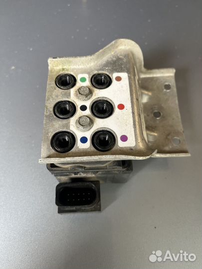 Блок клапанов пневмоподвески Audi A8 D3