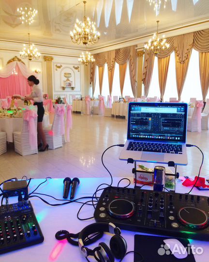 Диджей с оборудованием. Звукооператор