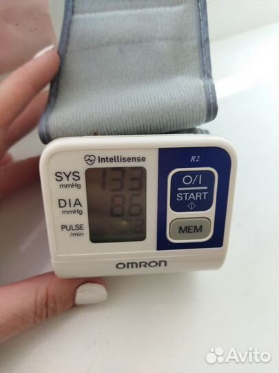 Тонометр на запястье omron