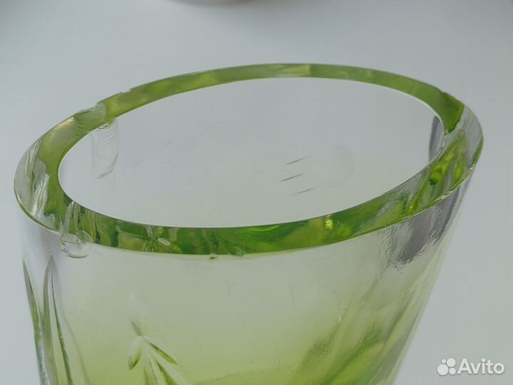 Ваза из зеленого стекла 