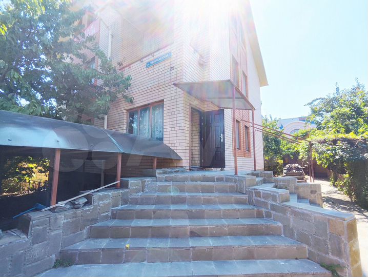 Коттедж 296 м² на участке 6 сот.