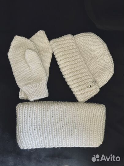 Вязаная шапка, варежки, снуд