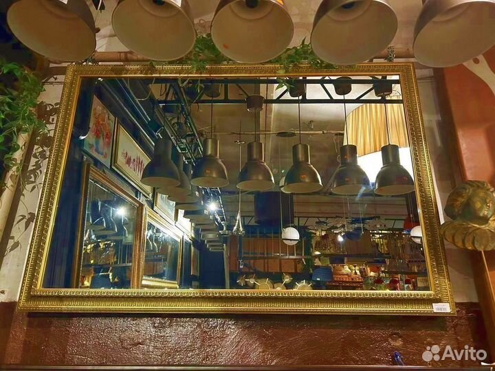 Большое зеркало в багетной раме