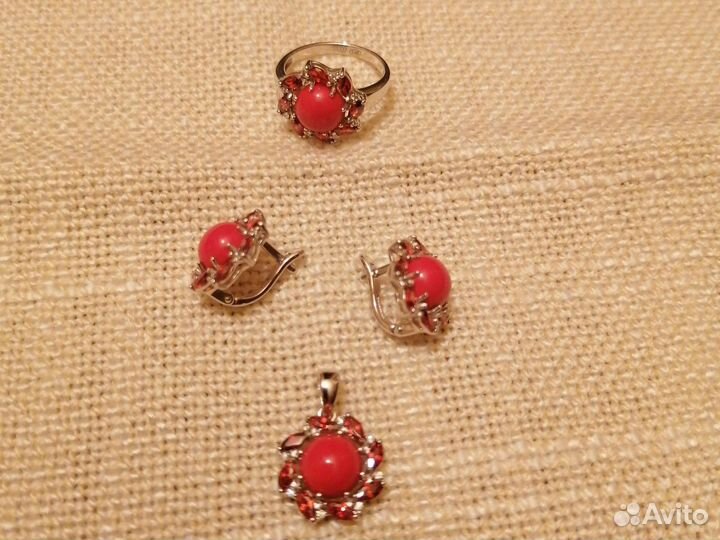 Серебряные комплекты с кораллом и фианитами