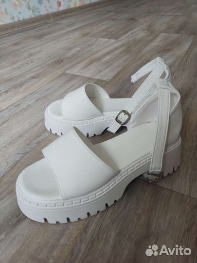 Босоножки женские 38 размер новые