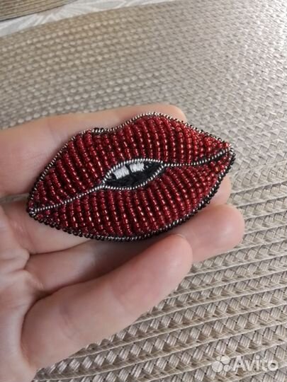Брошь из бисера очень красивая и объемная