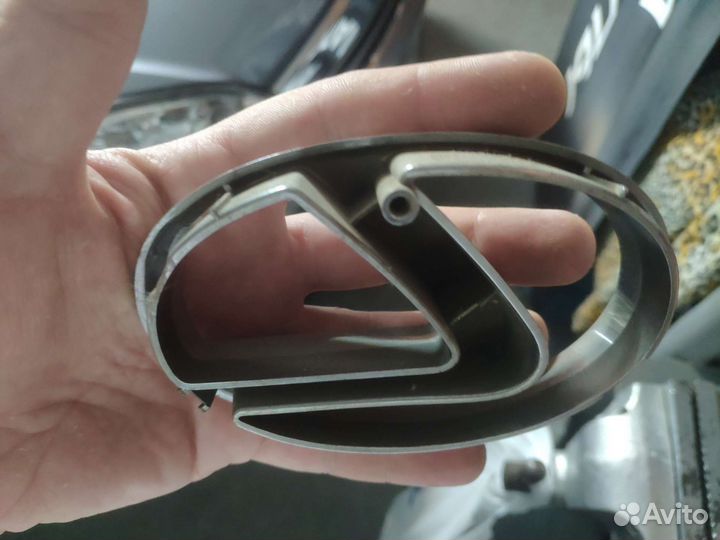 Эмблема решетки радиатора lexus