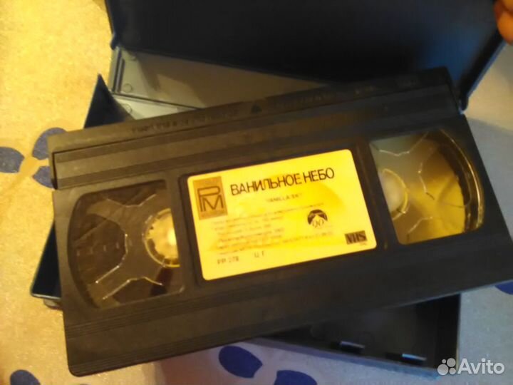 Видеокассеты много