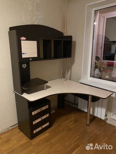 Компьютерный стол угловой с полками