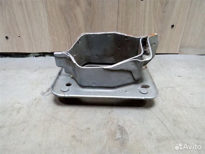 Кронштейн усилителя переднего бампера левый от Fo