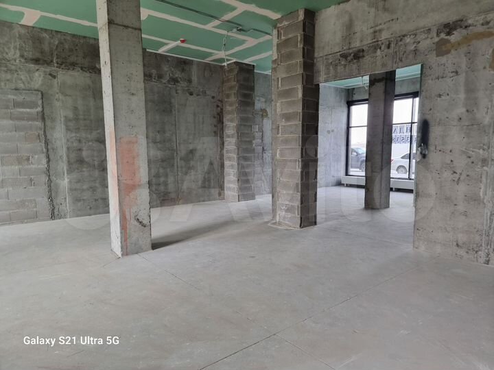 1этаж,Витрины,104м(62+42м),Ул Первых 4к2