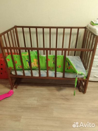Детская кроватка с маятником