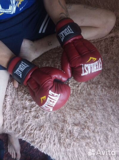 Боксерские перчатки everlast 10 oz