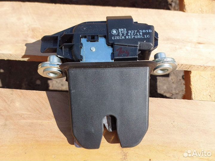 Замок багажника Skoda Fabia 2 5J0827501C