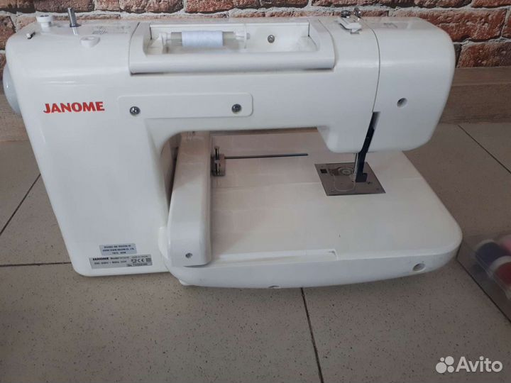 Вышивальная машинка Janome Memory Craft 200e