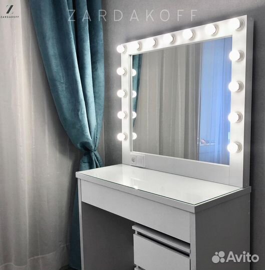 Туалетный столик и гримерное зеркало с подсветкой