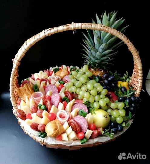 Корзина подарочная с фруктами, сыром, колбасами