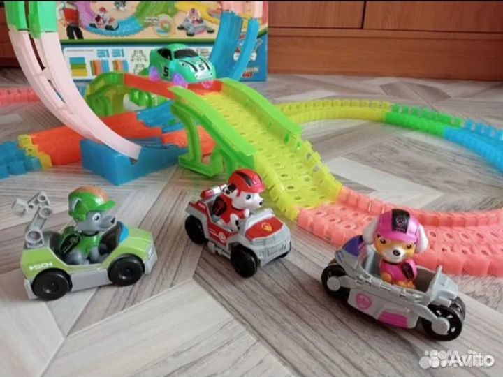 Разноцветный автотрек с машинками