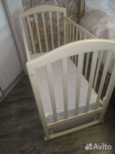 Детская кроватка с маятником и ящиком