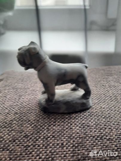 Собачка из камня