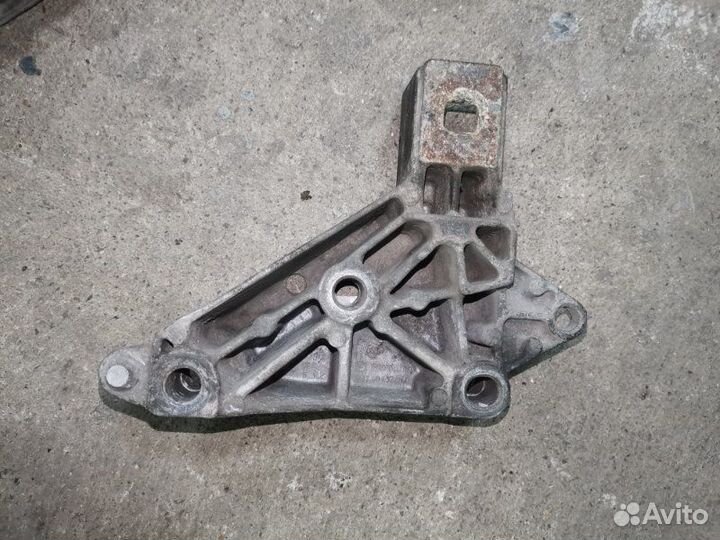 Кронштейн двигателя правый Renault Symbol седан