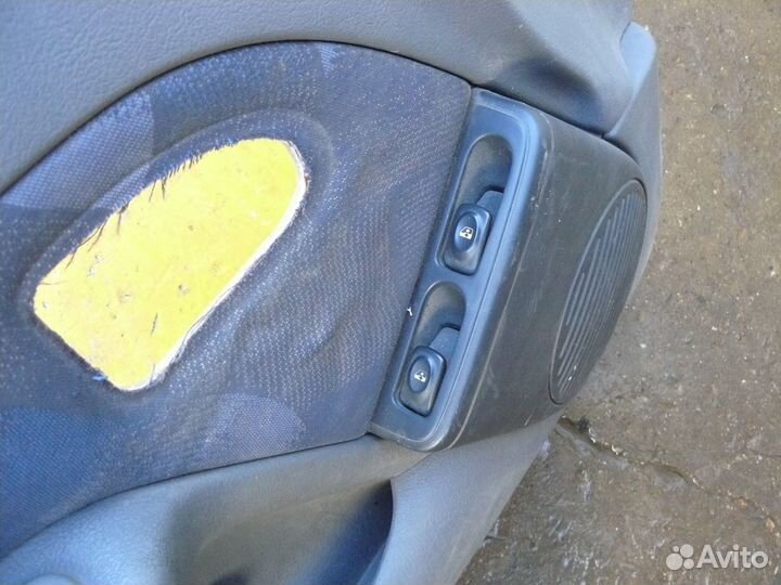 Обшивка двери передняя левая Renault Clio 2