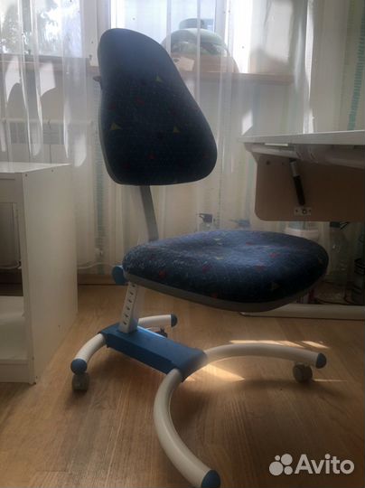 Школьный стол, стеллаж и кресло