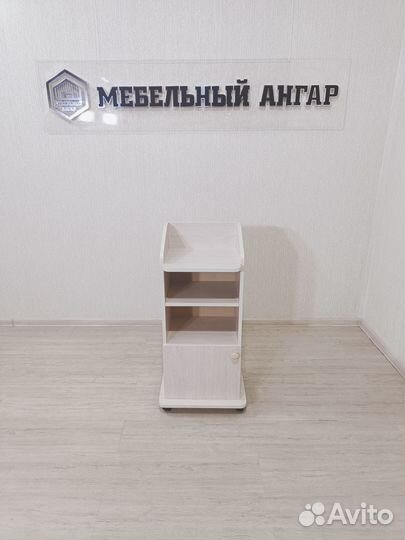 Тумбочка на колесиках в наличии