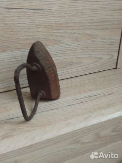 Старинный утюг для интерьера